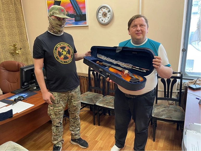 В Петербурге Центру культурно-спортивной реабилитации подарили скрипку