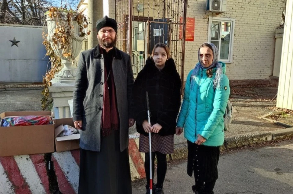 Незрячая девушка из Краснодара вяжет шарфы для СВО