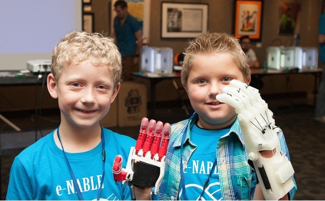 Студент-механик напечатал 3D-руки для нуждающихся детей