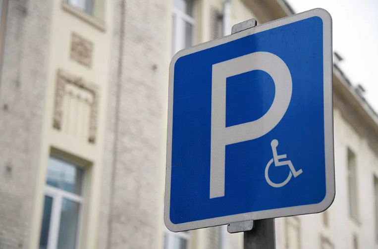 В Москве до конца года появится еще 400 парковок для инвалидов