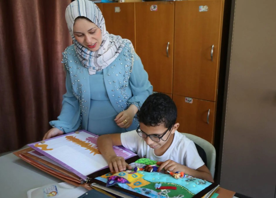 Художница Тайма Салама помогает слепым детям в Газе