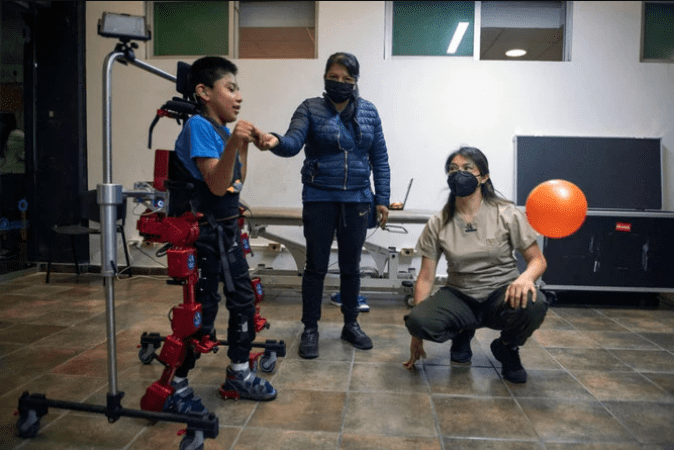 Роботизированный костюм дает парализованным детям возможность ходить