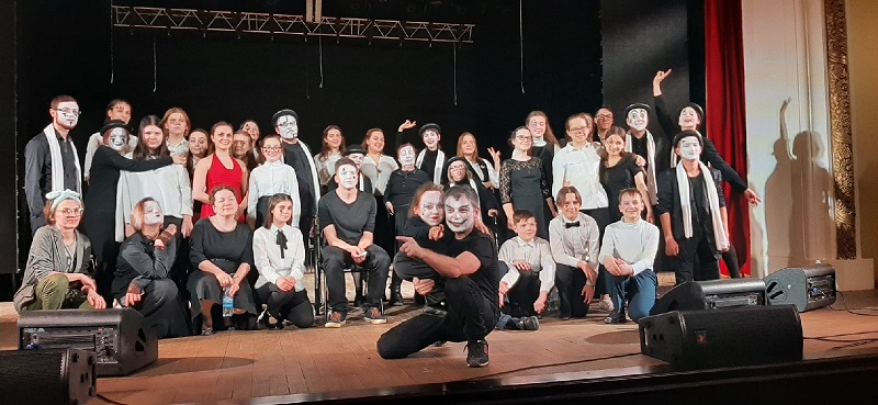 В Екатеринбурге состоялся премьерный показ спектакля с актерами, имеющими ОВЗ