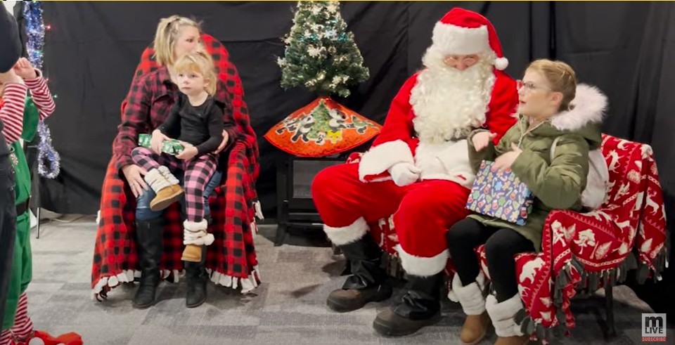 Санта на языке жестов дарит рождественскую радость глухим(видео)