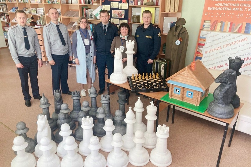 Курганские заключённые создали гигантские шахматы для незрячих детей