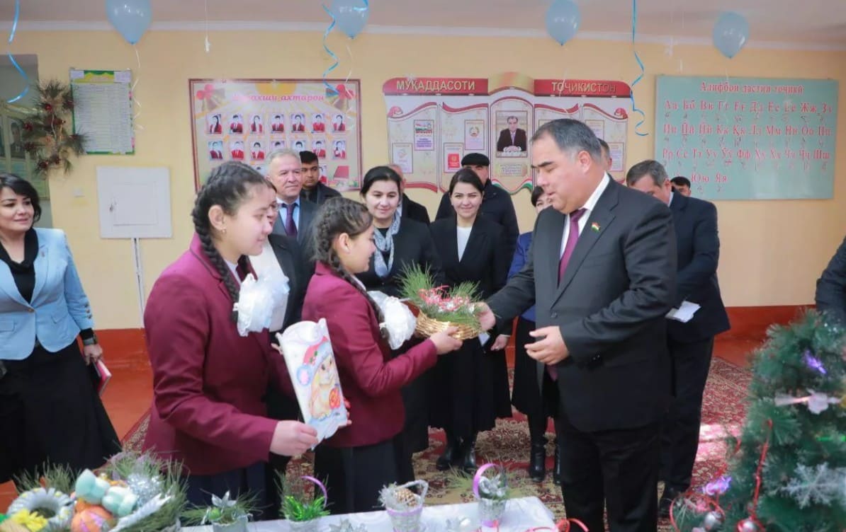 В Таджикистане слабослышащих детей поздравил Ахматзода