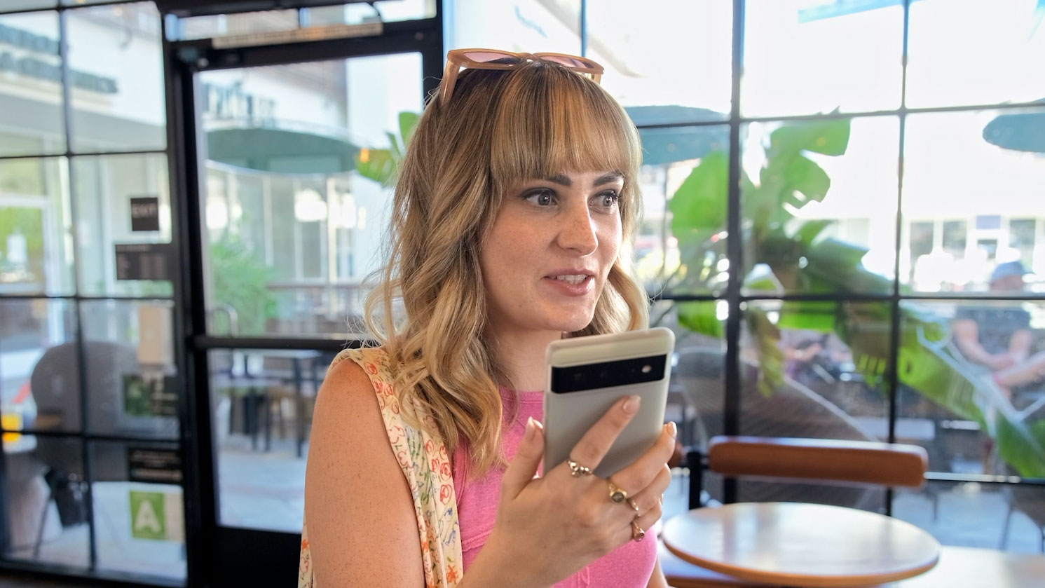 Молли Берк пробует приложение Aira для слепых в Лос-Анджелесе
