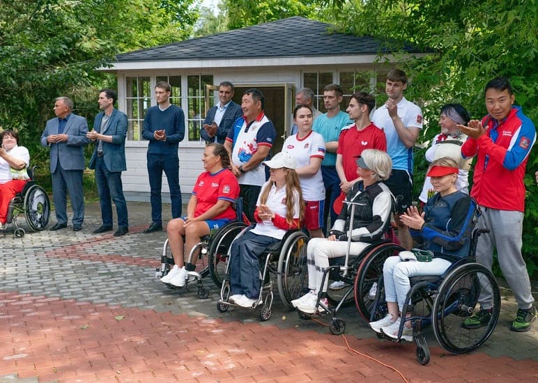 Участники СВО встретились с паралимпийцами в центре «Ясенки»