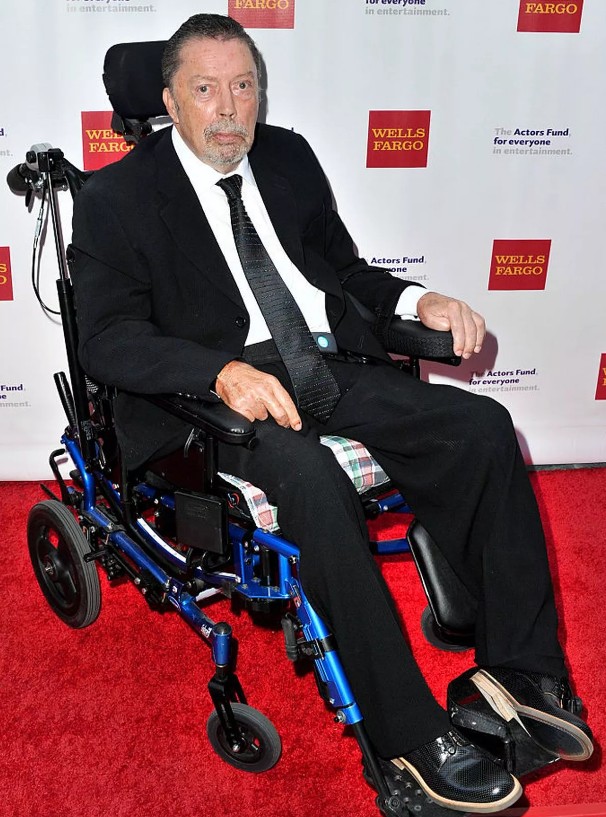 Тим Карри в инвалидном кресле