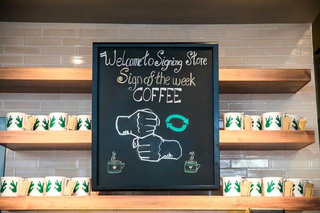 Starbucks открыл первый в США магазин языка жестов