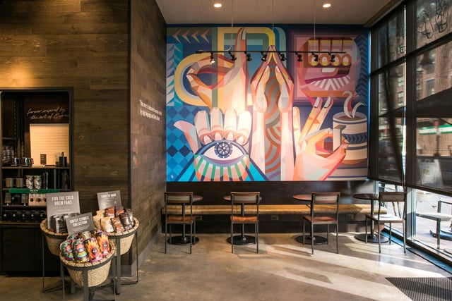 Starbucks открыл первый в США магазин языка жестов